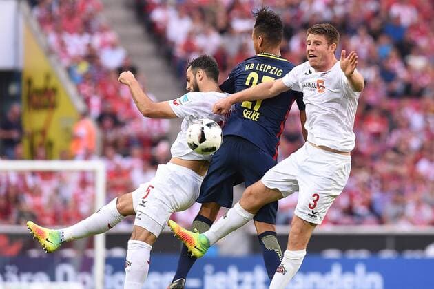 Fußball 1. Bundesliga 5. Spieltag 1. FC Köln - RB Leipzig am 25.09.2016 im RheinEnergieStadion in Köln Mergim Mavraj ( Köln ), links - Davie Selke ( Leipzig ), mitte - Dominique Heintz ( Köln ), rechts xRx