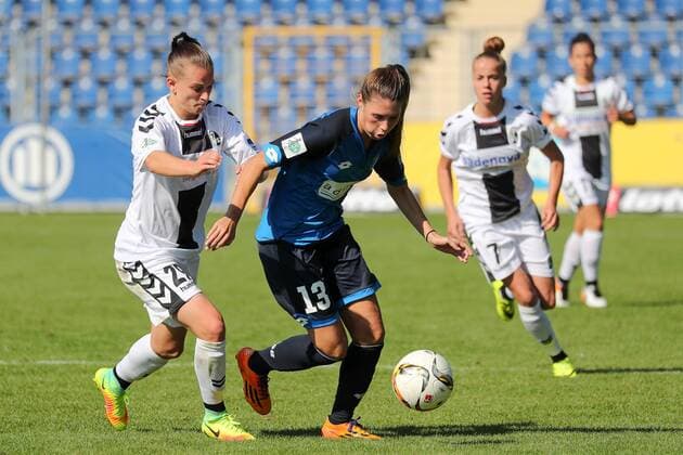v.li.: Jobina Verena Lahr (Freiburg, 29), Isabella Hartig (TSG, 13), Zweikampf, Duell, duel, tackle, tackling, Dynamik, Action, Aktion, Fussball, Allianz Frauen-Bundesliga, TSG 1899 Hoffenheim - SC Freiburg, xozx
