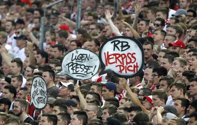 Themen der Woche - SPORT Bilder des Tages - Sport Köln, RheinEnergieStadion, 25.09.16: Fanprotest gegen RB Leipzig mit Choreographie im Spiel der 1. Bundesliga zwischen 1.FC Köln vs. RB Leipzig in der Saison 2016 2017.