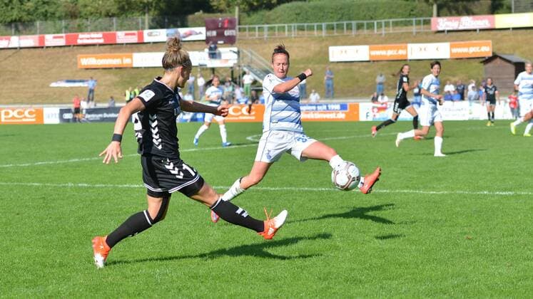Bild v.L. Flanke Julia Arnold (FF USV Jena) (31) vor Kathleen Radtke (MSV Duisburg) (33), Fussball, Allianz Frauen-Bundesliga, MSV DUISBURG - FF USV JENA, xmkx