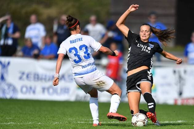 Zweikampf Kathleen Radtke (MSV Duisburg) (33) Lucie Vonkova (FF USV Jena) (11) , Dynamik , in Aktion, in Action, Fussball, Allianz Frauen-Bundesliga, MSV DUISBURG - FF USV JENA, xmkx