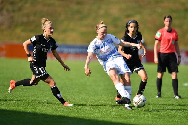 Bild v.L. Karoline Heinze (FF USV Jena) (13) Alice Hellfeier (MSV Duisburg) (5) passend . Dolores Jacome Silva (FF USV Jena) (14), Fussball, Allianz Frauen-Bundesliga, MSV DUISBURG - FF USV JENA, xmkx