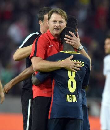 1. FC Köln - RasenBallsport Leipzig 25.09.2016. Trainer Ralph Hasenhüttl (Leipzig) umarmt Naby Keita. HM