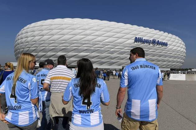 25.09.2016, Fussball 2.Liga 2016 2017, 7.Spieltag, TSV 1860 München - Hannover 96, in der Allianz-Arena München. Zahlreiche Fans pilgern zum Stadion. 