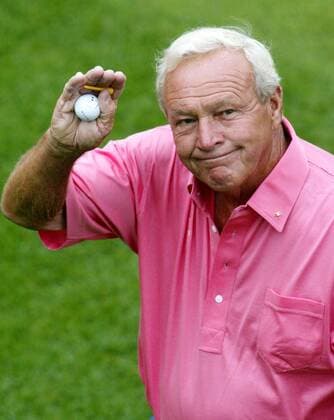 Bilder des Tages - SPORT ARNOLD PALMER (Sept. 10, 1929 - Sept. 25, 2016) was an American professional golfer, who is generally regarded as one of the greatest players in professional golf history. He won numerous events on both the PGA Golf Herren Tour and Champions Tour, dating back to 1955. Nicknamed The King , he was one of golf s most popular stars and its most important trailblazer, because he was the first superstar of the s television age, which began in the 1950s. PICTURED: April 13, 2002 - Augusta, Georgia, U.S. - ARNOLD PALMER waves to the crowd after finishing the 15th hole during his final round at The Masters. Arnold Palmer 1929-2016 American Professional Golfer - ZUMAm67_