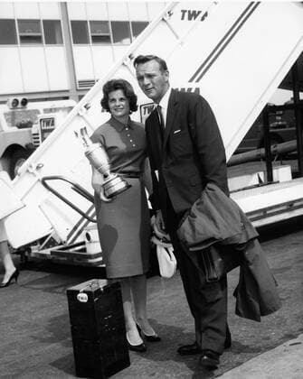 ARNOLD PALMER (Sept. 10, 1929 - Sept. 25, 2016) was an American professional golfer, who is generally regarded as one of the greatest players in professional golf history. He won numerous events on both the PGA Golf Herren Tour and Champions Tour, dating back to 1955. Nicknamed The King , he was one of golf s most popular stars and its most important trailblazer, because he was the first superstar of the s television age, which began in the 1950s. PICTURED: July 16, 1961 - New York, New York, U.S. - Golfer ARNOLD PALMER and his wife WINNIE PALMER arrives in New York City with his trophy from the British Open championship. Arnold Palmer 1929-2016 American Professional Golfer - ZUMAk09_