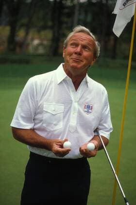 ARNOLD PALMER (Sept. 10, 1929 - Sept. 25, 2016) was an American professional golfer, who is generally regarded as one of the greatest players in professional golf history. He won numerous events on both the PGA Golf Herren Tour and Champions Tour, dating back to 1955. Nicknamed The King , he was one of golf s most popular stars and its most important trailblazer, because he was the first superstar of the s television age, which began in the 1950s. PICTURED: Sep 05, 1986 - Potomac, Maryland, U.S. - World champion golfer ARNOLD PALMER poses on green of hole after hitting two holes in one. Arnold Palmer 1929-2016 American Professional Golfer - ZUMAg47_