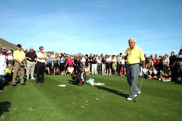 ARNOLD PALMER (Sept. 10, 1929 - Sept. 25, 2016) was an American professional golfer, who is generally regarded as one of the greatest players in professional golf history. He won numerous events on both the PGA Golf Herren Tour and Champions Tour, dating back to 1955. Nicknamed The King , he was one of golf s most popular stars and its most important trailblazer, because he was the first superstar of the s television age, which began in the 1950s. PICTURED: March 1, 2005 - La Quinta, California, U.S. - Retired pro golfer ARNOLD PALMER opened Palm Springs newest club in La Quinta yesterday. Palmer, whose company designed the golf course, has wintered in La Quinta for most of his career. After the opening, Arnie held a golf clinic and then played the first nine holes. Arnold Palmer 1929-2016 American Professional Golfer - ZUMAr81_