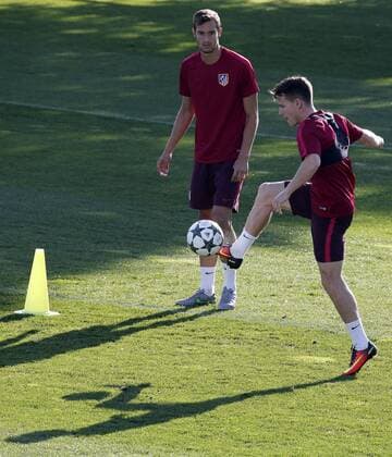 Atletico de Madrid s players French forward Kevin Gameiro (R) and Spanish defender Ivan Marquez (L) of Reserves team attend a trainning session at Cerro del Espino, in Madrid, Spain, 26 September 2016. Atletico de Madrid plays a UEFA Champions League match against Bayern Munich at Vicente Calderon Stadium next 28 September. Atletico de Madrid s trainning !ACHTUNG: NUR REDAKTIONELLE NUTZUNG!  20160926-636104867735893295