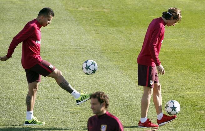 Atletico de Madrid s players Argentinian forward Angel Correa (L) and Brazilian defender Filipe Luis (R) attend a trainning session at Cerro del Espino, in Madrid, Spain, 26 September 2016. Atletico de Madrid plays a UEFA Champions League match against Bayern Munich at Vicente Calderon Stadium next 28 September. Atletico de Madrid s trainning !ACHTUNG: NUR REDAKTIONELLE NUTZUNG!  20160926-636104868381725015
