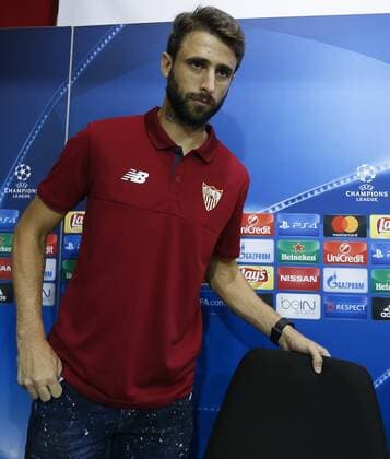 Sevilla s Argentinian defender Nico Pareja arrives at the press conference PK Pressekonferenz after a trainning session, in Sevilla, southern Spain, 26 September 2016. Sevilla plays his second Group H UEFA Champions League match, against Olympique Lyon at Ramon Sanchez Pizjuan Stadium next 27 September. Sampaoli s press conference !ACHTUNG: NUR REDAKTIONELLE NUTZUNG!  20160926-636104987685447578