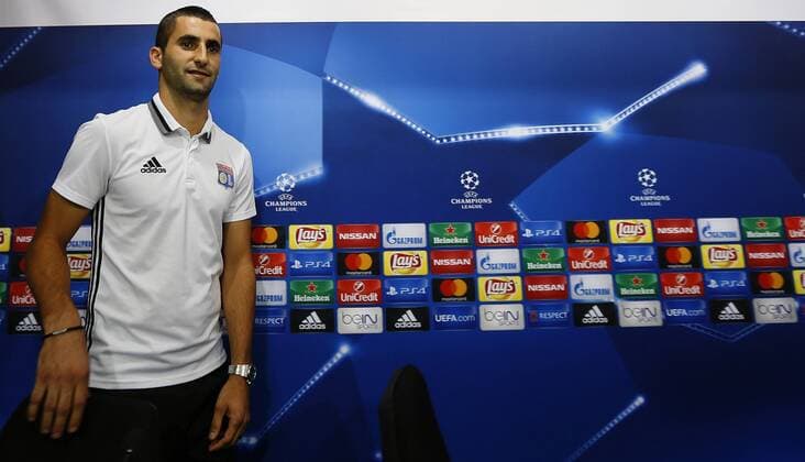 Olympique Lyon s Maxime Gonalons attends a press conference PK Pressekonferenz at the Sanchez Pizjuan stadium in Sevilla, Spain, 26 September 2016. Olympique Lyon will face Sevilla FC in a UEFA Champions League Group H soccer match on 27 September. Press conference of Olympique Lyon !ACHTUNG: NUR REDAKTIONELLE NUTZUNG!  GRA370 20160926-636105153895088766