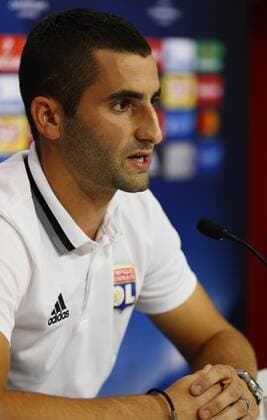 Olympique Lyon s Maxime Gonalons attends a press conference PK Pressekonferenz at the Sanchez Pizjuan stadium in Sevilla, Spain, 26 September 2016. Olympique Lyon will face Sevilla FC in a UEFA Champions League Group H soccer match on 27 September. Press conference of Olympique Lyon !ACHTUNG: NUR REDAKTIONELLE NUTZUNG!  GRA370 20160926-636105153918956460