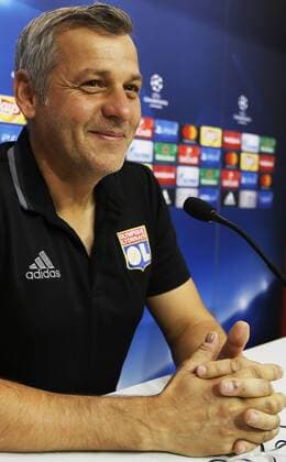 Bilder des Tages - SPORT Head coach of Olympique Lyon, Bruno Genesio, attends a press conference PK Pressekonferenz at the Sanchez Pizjuan stadium in Sevilla, Spain, 26 September 2016. Olympique Lyon will face Sevilla FC in a UEFA Champions League Group H soccer match on 27 September. Press conference of Olympique Lyon !ACHTUNG: NUR REDAKTIONELLE NUTZUNG!  GRA370 20160926-636105156604241114