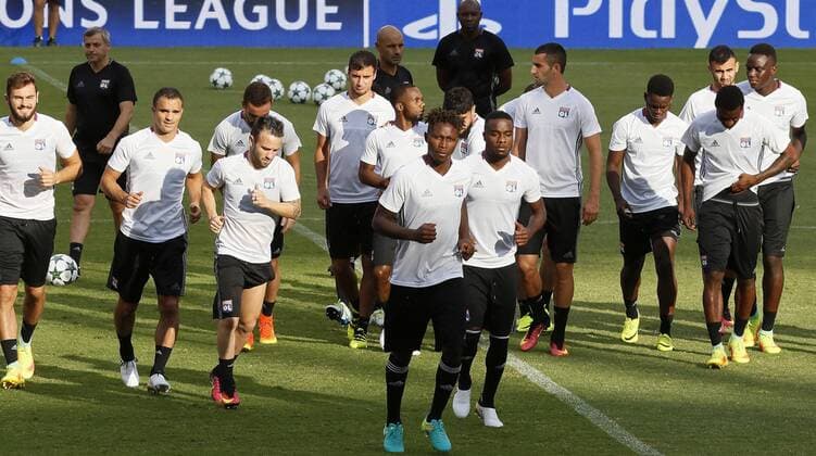 Olympique Lyon s players take part in a training session at the Sanchez Pizjuan stadium in Sevilla, Spain, 26 September 2016. Olympique Lyon will face Sevilla FC in a UEFA Champions League Group H soccer match on 27 September. Training session of Olympique Lyon !ACHTUNG: NUR REDAKTIONELLE NUTZUNG!  GRA401 20160926-636105167687480094