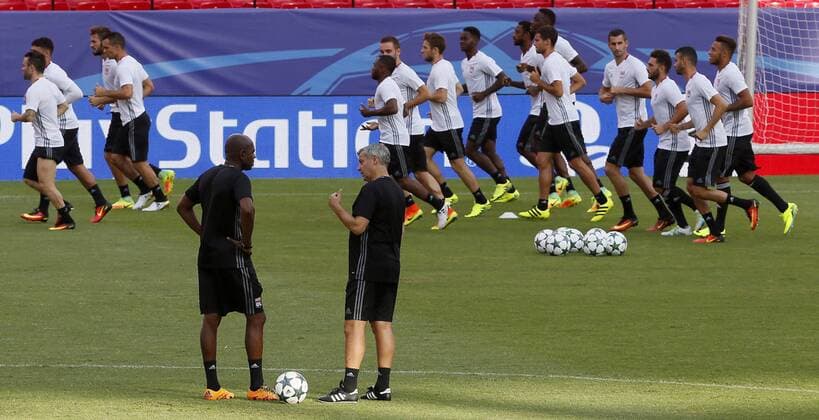 Head coach of Olympique Lyon, Bruno Genesio (C-R), speaks with his assistant during a training session at the Sanchez Pizjuan stadium in Sevilla, Spain, 26 September 2016. Olympique Lyon will face Sevilla FC in a UEFA Champions League Group H soccer match on 27 September. Training session of Olympique Lyon !ACHTUNG: NUR REDAKTIONELLE NUTZUNG!  GRA401 20160926-636105168948099932