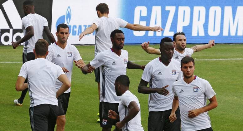 Olympique Lyon s players take part in a training session at the Sanchez Pizjuan stadium in Sevilla, Spain, 26 September 2016. Olympique Lyon will face Sevilla FC in a UEFA Champions League Group H soccer match on 27 September. Training session of Olympique Lyon !ACHTUNG: NUR REDAKTIONELLE NUTZUNG!  GRA401 20160926-636105171491335326