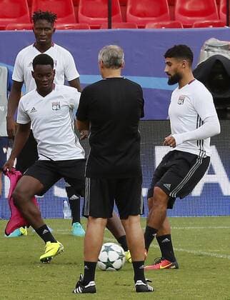 Head coach of Olympique Lyon, Bruno Genesio (C), supervises his players during a training session at the Sanchez Pizjuan stadium in Sevilla, Spain, 26 September 2016. Olympique Lyon will face Sevilla FC in a UEFA Champions League Group H soccer match on 27 September. Training session of Olympique Lyon !ACHTUNG: NUR REDAKTIONELLE NUTZUNG!  GRA401 20160926-636105172112519362