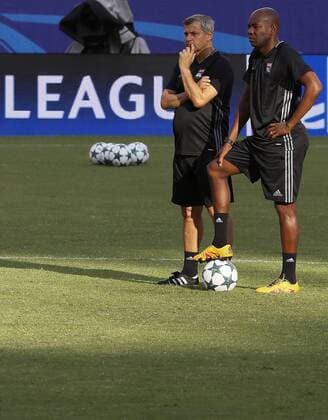 Head coach of Olympique Lyon, Bruno Genesio (L), supervises his players during a training session at the Sanchez Pizjuan stadium in Sevilla, Spain, 26 September 2016. Olympique Lyon will face Sevilla FC in a UEFA Champions League Group H soccer match on 27 September. Training session of Olympique Lyon !ACHTUNG: NUR REDAKTIONELLE NUTZUNG!  GRA401 20160926-636105172122191238