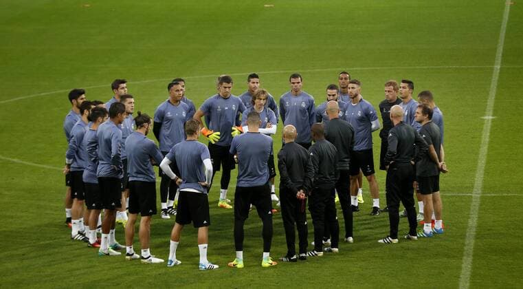 Zidane habla a la plantilla. Real Madrid training session before Champions League match against Borussia Dortmund. In this picture, Zidane talks to the squad. xFOTOxCHEMAxREYx 