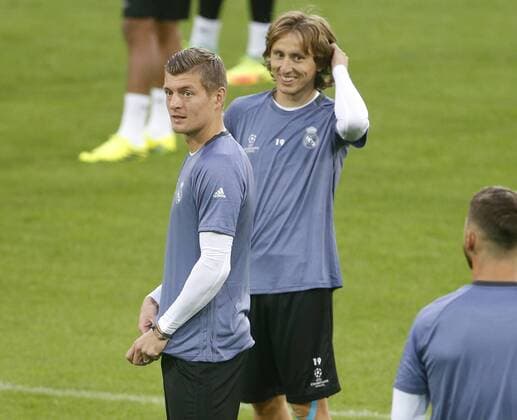 Kroos y Modric. Real Madrid training session before Champions League match against Borussia Dortmund. In this picture, Kroos and Modric. xFOTOxCHEMAxREYx 