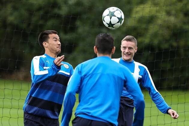 26.09.2016, Trainingsground, Leicester, ENG, UEFA CL, Leicester City, Training, im Bild Shinji Okazaki of Leicester City (left) and Jamie Vardy of Leicester City (right) Shinji Okazaki of Leicester City (left) and Jamie Vardy of Leicester City (right) during Trainingssession before the UEFA Championsleague Group G Match between Leicester City and FC Porto at the Trainingsground in Leicester, Great Britain on 2016 09 26. Leicester  EP_fil  