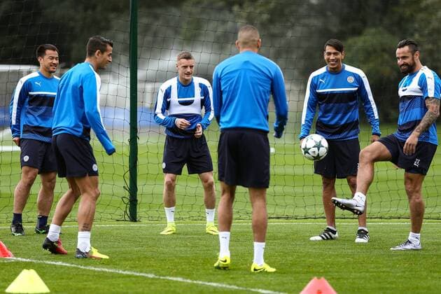 26.09.2016, Trainingsground, Leicester, ENG, UEFA CL, Leicester City, Training, im Bild Leicester City players warming up Leicester City players warming up during Trainingssession before the UEFA Championsleague Group G Match between Leicester City and FC Porto at the Trainingsground in Leicester, Great Britain on 2016 09 26. Leicester  EP_fil  