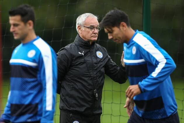 26.09.2016, Trainingsground, Leicester, ENG, UEFA CL, Leicester City, Training, im Bild Leicester City manager Claudio Ranieri (centre) Leicester City manager Claudio Ranieri (centre) during Trainingssession before the UEFA Championsleague Group G Match between Leicester City and FC Porto at the Trainingsground in Leicester, Great Britain on 2016 09 26. Leicester  EP_fil  