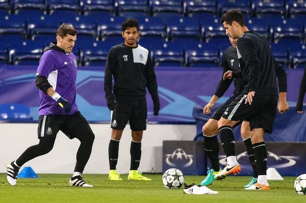 26.09.2016, King Power Stadium, Leicester, ENG, UEFA CL, FC Porto, Training, Gruppe G, im Bild Iker Casillas of FC Porto (left) Iker Casillas of FC Porto (left) during Trainingssession before the UEFA Championsleague Group G Match between Leicester City and FC Porto at the King Power Stadium in Leicester, Great Britain on 2016 09 26. Leicester  EP_fil  