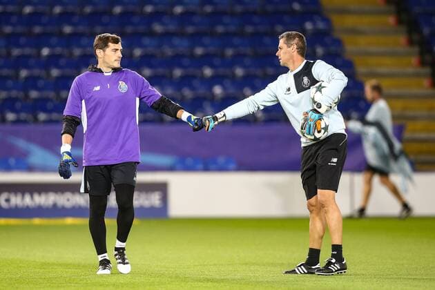Bilder des Tages - SPORT 26.09.2016, King Power Stadium, Leicester, ENG, UEFA CL, FC Porto, Training, Gruppe G, im Bild Iker Casillas of FC Porto (left) Iker Casillas of FC Porto (left) during Trainingssession before the UEFA Championsleague Group G Match between Leicester City and FC Porto at the King Power Stadium in Leicester, Great Britain on 2016 09 26. Leicester  EP_fil  