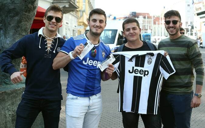 Atmosphere among the fans of Juventus before match between Dinamo and Juventus 27.09.2016., Croatia, Zagreb - Good and calm atmosphere among the fans of Juventus in the city center before the Champions League match between Dinamo and Juventus.  SanjinxStrukic PIXSELL