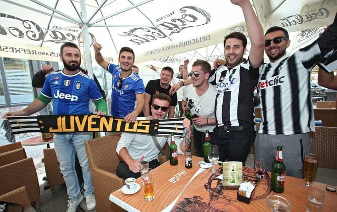 Atmosphere among the fans of Juventus before match between Dinamo and Juventus 27.09.2016., Croatia, Zagreb - Good and calm atmosphere among the fans of Juventus in the city center before the Champions League match between Dinamo and Juventus.  SanjinxStrukic PIXSELL