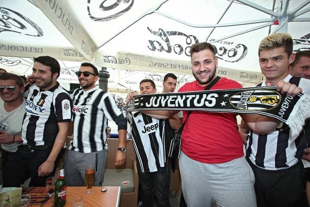 Atmosphere among the fans of Juventus before match between Dinamo and Juventus 27.09.2016., Croatia, Zagreb - Good and calm atmosphere among the fans of Juventus in the city center before the Champions League match between Dinamo and Juventus.  SanjinxStrukic PIXSELL