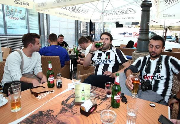 Atmosphere among the fans of Juventus before match between Dinamo and Juventus 27.09.2016., Croatia, Zagreb - Good and calm atmosphere among the fans of Juventus in the city center before the Champions League match between Dinamo and Juventus.  SanjinxStrukic PIXSELL