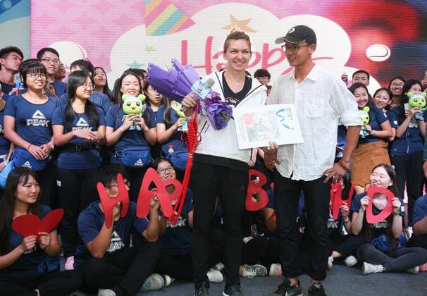Tennis, Simona Haleb feiert ihren 25. Geburtstag mit Fans in Wuhan WUHAN, CHINA - SEPTEMBER 27: Simona Halep of Romania attends her birthday party with fans on day 3 of the 2016 WTA Tennis Damen Dongfeng Motor Wuhan Open on September 27, 2016 in Wuhan, China.  CFP492820942 