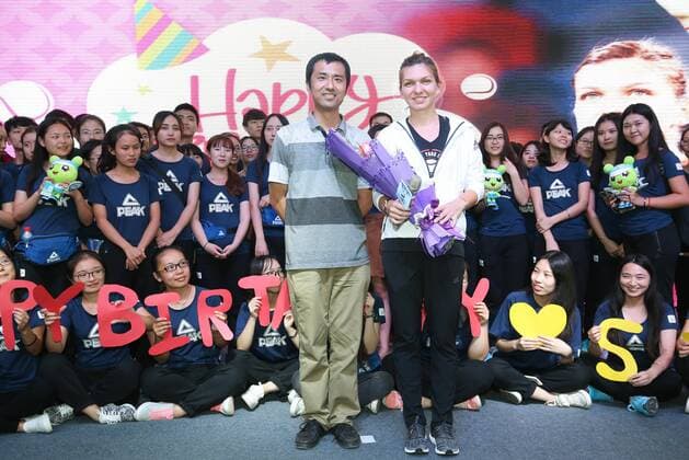Tennis, Simona Haleb feiert ihren 25. Geburtstag mit Fans in Wuhan WUHAN, CHINA - SEPTEMBER 27: Simona Halep of Romania attends her birthday party with fans on day 3 of the 2016 WTA Tennis Damen Dongfeng Motor Wuhan Open on September 27, 2016 in Wuhan, China.  CFP492820943 