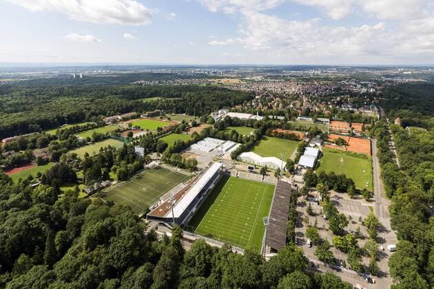 Fußball, Stadiongeschichte Stuttgarter Kickers DEU, Deutschland, Stuttgart, 30.07.2016: Blick vom Fernsehturm auf das GAZI-Stadion auf der Waldau mit zahlreichen Spielfelder für Fussball, Tennis und andere Sportarten. Auf dem Kickers-Platz sind die Stuttgarter Kickers zu Hause. Â
