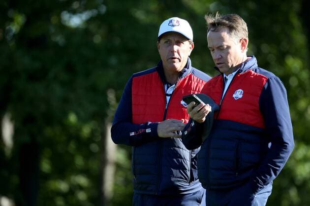 GOLF - Ryder Cup 2016 CHASKA,MINNESOTA,USA,27.SEP.16 - GOLF - Ryder Cup, Hazeltine National Golf Club. Image shows Phil Michelson and captain Davis Love III (USA). GEPAxpictures xDanielxGoetzhaber
