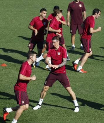 Fußball, CL, Training Atletico Madrid Atletico Madrid s Fernando Torres (C) takes part in a training session at Las Rozas sports city in Madrid, Spain, 27 September 2016. Atletico Madrid will face Bayern Munich in a UEFA Champions League Group D match on 28 September. EFE Angel Diaz training session of Atletico Madrid !ACHTUNG: NUR REDAKTIONELLE NUTZUNG!  GRA315 20160927-636105991611838389