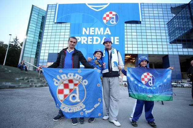 Fußball, CL, Dinamo Zagreb - Juventus Turin, Vor dem Spiel Juventus vs Dinamo security - Zagreb, Croatia 27.09.2016., Zagreb, Croatia - Dinamo and Juventus fans under the watchful eye of the police and security services are slowly arriving at the stadium in Maksimir that tonight should be filled to capacity for the Champions League match.  GoranxStanzl PIXSELL
