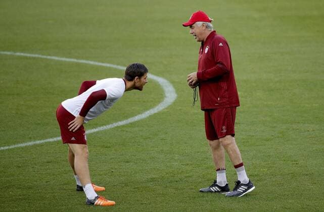Head coach of Bayern Munich, Italian Carlo Ancelotti (R), gives instructions to Spanish player Xavi Alonso during a training session at the Vicente Calderon stadium in Madrid, Spain, 27 September 2016. Bayern Munich will face Atletico Madrid in a UEFA Champions League Group D soccer match on 28 September. EFE Juanjo Martin Training session of Bayern Muncih !ACHTUNG: NUR REDAKTIONELLE NUTZUNG!  GRA340 20160927-636106025444860928