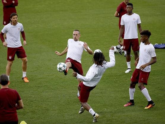 Bayern Munich s french midfielder Franck Henry Pierre Ribery (C) takes part in a training session at the Vicente Calderon stadium in Madrid, Spain, 27 September 2016. Bayern Munich will face Atletico Madrid in a UEFA Champions League Group D soccer match on 28 September. EFE Juanjo Martin Training session of Bayern Muncih !ACHTUNG: NUR REDAKTIONELLE NUTZUNG!  GRA340 20160927-636106034656985364