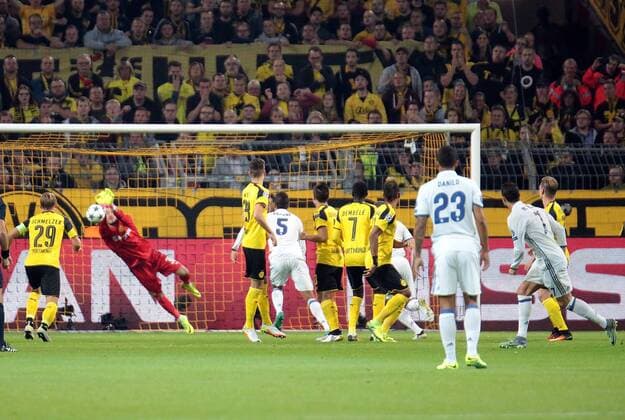 27.09.2016, xovx, Fussball UEFA Champions League, Borussia Dortmund - Real Madrid, emspor emonline, v.l. Roman Buerki (Borussia Dortmund) pariert den Freistellerstoss von Christiano Ronaldo (Real Madrid), Aktion. Dortmund