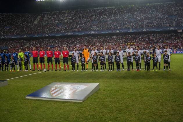 Fußball, CL, FC Sevilla - Olympique Lyon September 27, 2016 - Seville, Spain - Line up of Sevilla before the UEFA Champions League Group H soccer match between Sevilla FC and Olympique Lyonnais at Estadio Ramon Sanchez Soccer 2016 - Sevilla FC vs Olympique Lyonnais - ZUMAa142