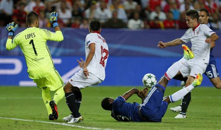Fußball, CL, FC Sevilla - Olympique Lyon Sevilla s Argentinian striker Luciano Vietto (R) tries to reach for the ball before Olympique Lyon s goalkeeper Anthony Lopes (L) during the UEFA Champions League group H soccer match between Sevilla FC and Olympique Lyon played at Sanchez Pizjuan stadium in Seville, Andalusia, Spain, 27 September 2016. SEVILLA VS OLYMPIQUE LYON !ACHTUNG: NUR REDAKTIONELLE NUTZUNG!  SEV001 20160927-636106083674518057