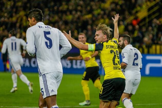 GER, Champions League, Borussia Dortmund vs Real Madrid 27.09.2016, Signal Iduna Park, Dortmund, GER, Champions League, Borussia Dortmund vs Real Madrid, im Bild picture shows VARANE (Real Madrid 5), Marcel Schmelzer (BVB Dortmund 29) reklamiert Handspiel, Foto@ nordphoto Rauch nordphotox xrauch