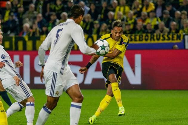 GER, Champions League, Borussia Dortmund vs Real Madrid 27.09.2016, Signal Iduna Park, Dortmund, GER, Champions League, Borussia Dortmund vs Real Madrid, im Bild picture shows VARANE (Real Madrid 5), Pierre-Emerick Aubameyang (BVB Dortmund 17) mit Torschuss, Foto@ nordphoto Rauch nordphotox xrauch