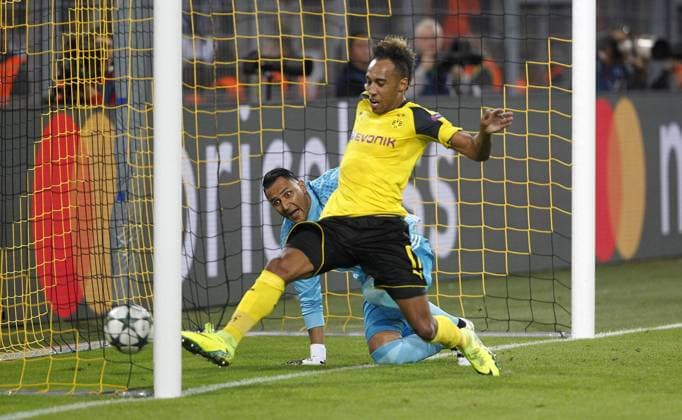 Pierre-Emerick Aubameyang (Borussia Dortmund) (R) scores the 1:0 goal against Goalkeeper Keylor Navas (Real Madrid) during the championsleague match between Borussia Dortmund and Real Madrid, Signal Iduna Park in Dortmund on September 27., 2016. Borussia Dortmund vs. Real Madrid in der Gruppenphase der Championsleague in der Saison 2016 2017 am 27. September 2016.