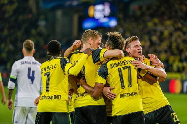 GER, Champions League, Borussia Dortmund vs Real Madrid 27.09.2016, Signal Iduna Park, Dortmund, GER, Champions League, Borussia Dortmund vs Real Madrid, im Bild picture shows Matthias Ginter (BVB Dortmund 28) bejubelt das Tor zum 1:1 Ausgleich mit Torschütze Pierre-Emerick Aubameyang (BVB Dortmund 17), Lukasz Piszczek (BVB Dortmund 26), Ousmane DembŽlŽ Dembele (BVB Dortmund 7) und Teamkollegen, Foto@ nordphoto Rauch nordphotox xrauch