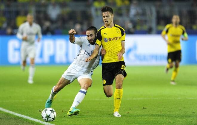 Fussball, UEFA Champions League, Herren, Saison 2016 2017, Gruppe F, 2. Spieltag, Signal Iduna Park Dortmund, Bor. Dortmund (gelb) - Real Madrid (weiss); Dani Caravajal (Real Madrid), Julian Weigl (BVB), Aktion.